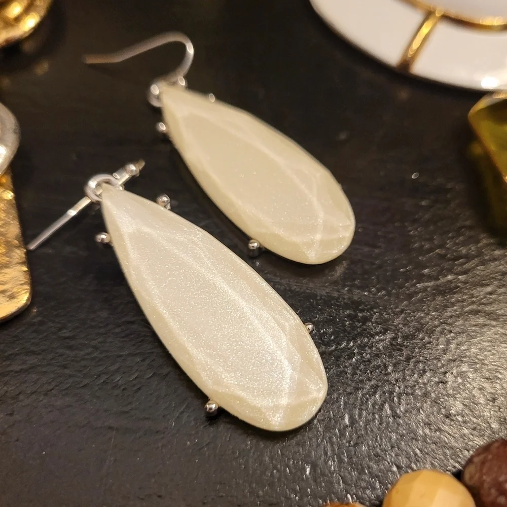 Irresdescent Ivory Teardrop Dangle Silver Earrings